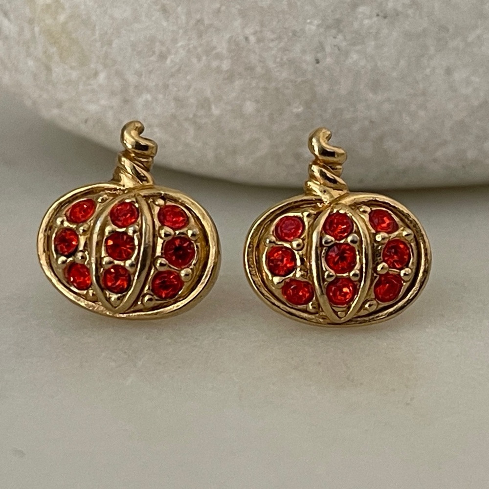 Avon Vintage pumpkin post earrings.